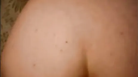 Haar man neukt haar en neemt het op met de webcam voor zijn vrienden