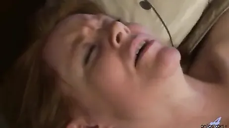 Een rijpe prostituee wacht op mij in een string bovenop mijn bed