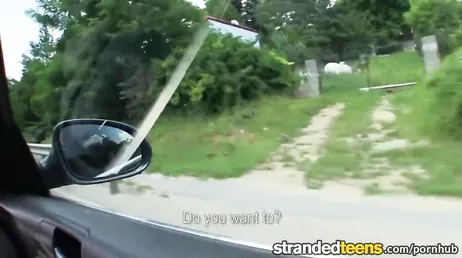 Slet opgepikt in een auto neukt voor de eerste keer voor de camera's