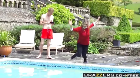 Une femme mûre baise fort le beau garçon qui travaille à la piscine