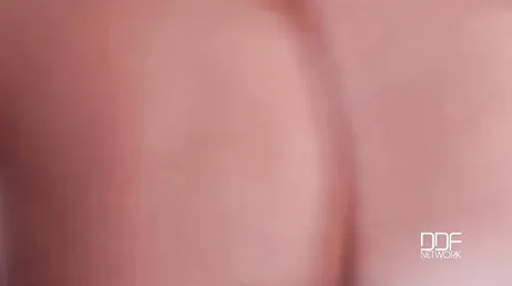 Nekane lässt die Jungs von DDFNetwork mit ihrer Muschi spielen