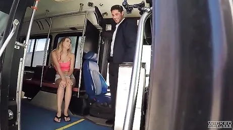 Quand le chauffeur du bus est laissé seul, elle lui suce la bite