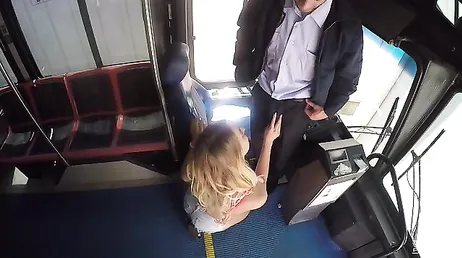 Quand le chauffeur du bus est laissé seul, elle lui suce la bite