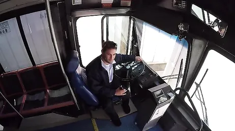 Quand le chauffeur du bus est laissé seul, elle lui suce la bite