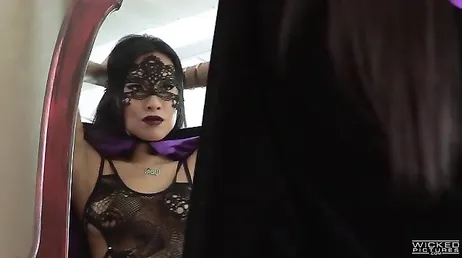 Asa Akira se vuelve a vestir como una zorra para comerse dos pollas