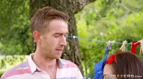 Hij gaat met zijn chique vriendin met grote kont naar het platteland om te neuken