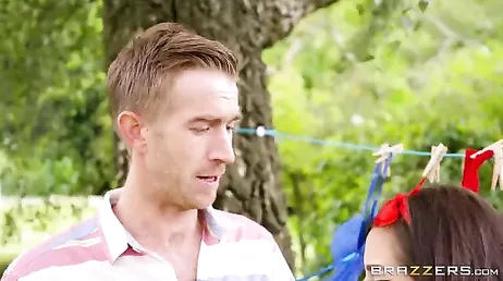 Hij gaat met zijn chique vriendin met grote kont naar het platteland om te neuken