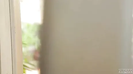A Katrina Jade le gustan los disfraces de policía y que se la follen