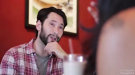 Asa Akira incontra un ragazzo al bar e si fa scopare come una troia