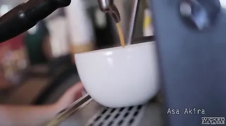 Asa Akira incontra un ragazzo al bar e si fa scopare come una troia