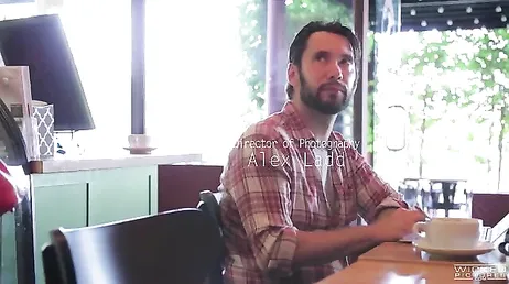 Asa Akira incontra un ragazzo al bar e si fa scopare come una troia