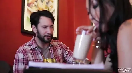 Asa Akira incontra un ragazzo al bar e si fa scopare come una troia