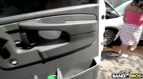 Succhiare un cazzo e scopare nel furgone, che bruna viziosa