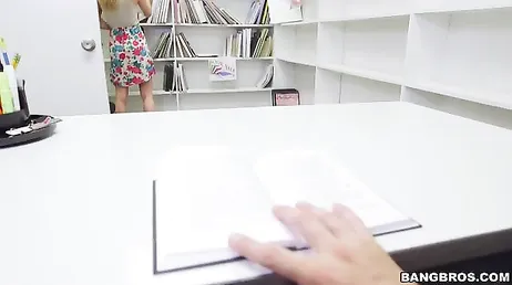 Verdomd, snijd het een beetje, we zijn in de bibliotheek...