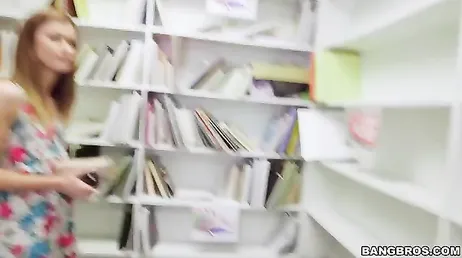 Verdomd, snijd het een beetje, we zijn in de bibliotheek...