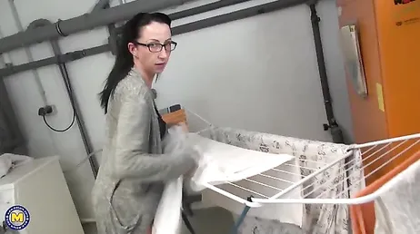 Min faster från byn skickar mig en video där hon onanerar så gott hon kan