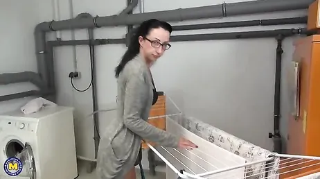 Min faster från byn skickar mig en video där hon onanerar så gott hon kan