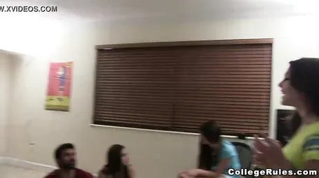 Essas universitárias querem muito pau na festa