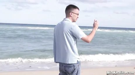 Mia Khalifa uppfyller detta fans dröm, jävla med honom