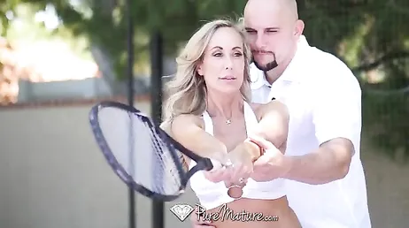 A madura Brandi Love transando com seu novo professor de tênis