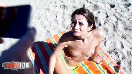 Mycket slampig italiensk turist jävla på stranden i Barcelona