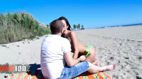 Mycket slampig italiensk turist jävla på stranden i Barcelona