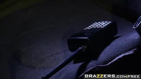 Alexis Ford tem três paus só para ela, ela calça as botas!