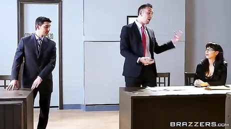 Il giudice e l'avvocato negoziano la sentenza, chi vincerà?