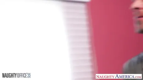 La segretaria Brandi Love viene sempre con la voglia di fare sesso
