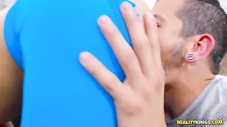 Je le ramène à la maison et il me remercie avec un bon repas de bite