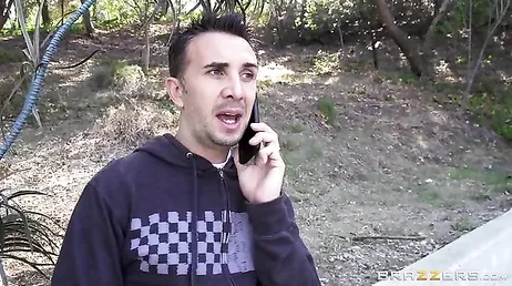 Preferisce scopare la sua migliore amica piuttosto che suo marito, che troie!