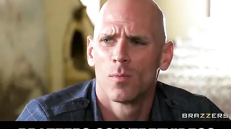 Johnny Sins spaltet den Arsch der blonden Britney Amber in zwei Teile