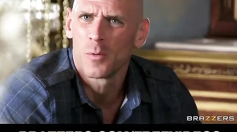 Johnny Sins spaltet den Arsch der blonden Britney Amber in zwei Teile