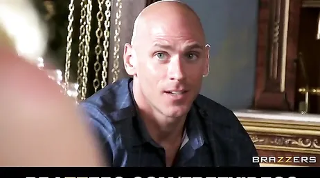 Johnny Sins spaltet den Arsch der blonden Britney Amber in zwei Teile