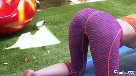 Il voit sa fille aînée faire du yoga et le père s'emporte.