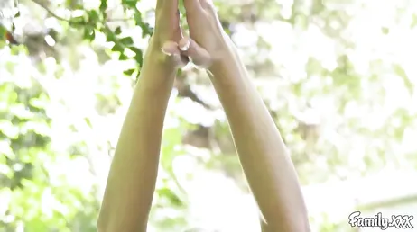 Il voit sa fille aînée faire du yoga et le père s'emporte.