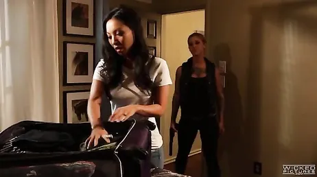 Sodomie très hard pour la salope asiatique Asa Akira, putain !