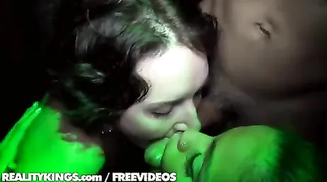 Vadias e tesão fodendo com as strippers na boate