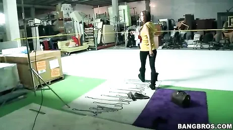 A atriz me dá uma boa chupada de pau nos bastidores