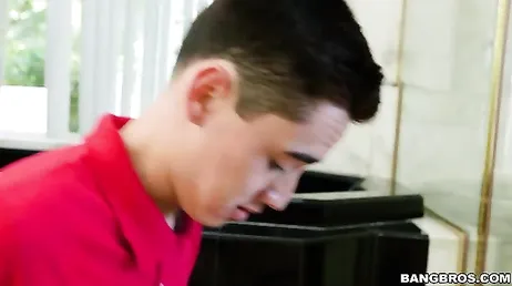 Le fils espionne sa mère sous la douche et à la fin il finit par la baiser