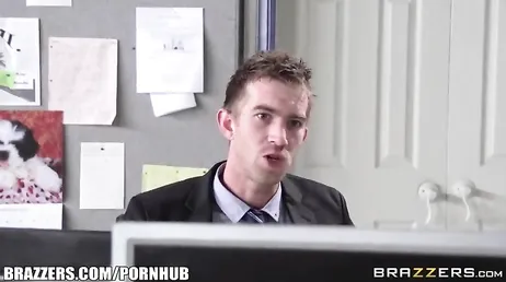 A secretária come o pau inteiro do chefe, ela tem bastante tempo...