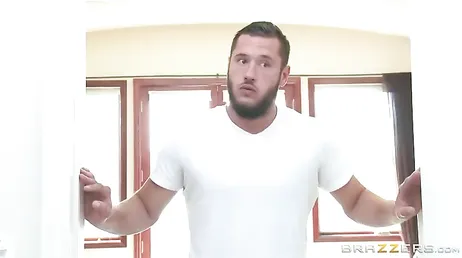 Der Gärtner sieht mich nackt und geht mit mir unter die Dusche, was für eine Sauerei!