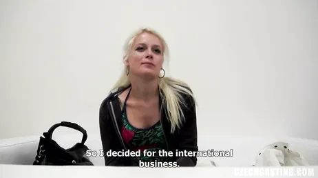 Den blonda slampan sväljer kuk vid den första porrcastingen