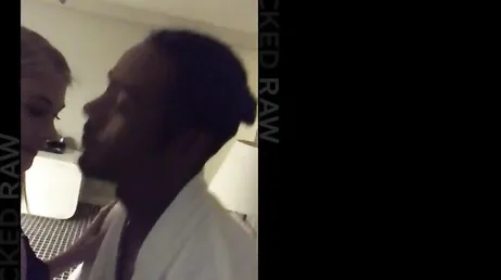 Ela passa a noite curtindo o pau de seu amante negro