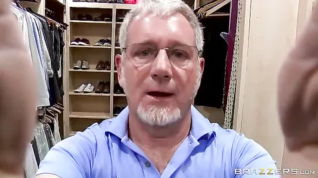 El marido cornudo de esta mujer lo pilla follando con otro tío
