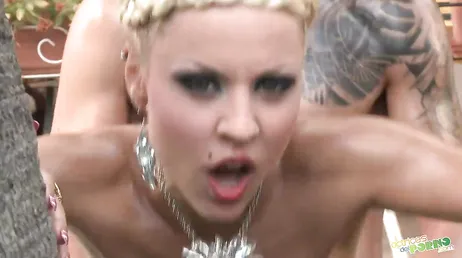 Hur bra knullar den här blonda porrstjärnan som heter Melody Star