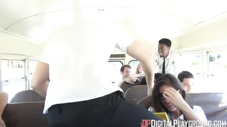 Het is geweldig! Ze beginnen hard te neuken in de schoolbus!