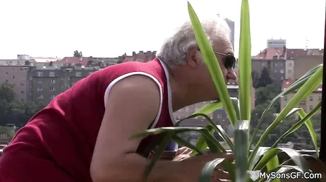 De geile oude man neukt de jonge kleindochter, ze wilde niet, maar...