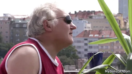 De geile oude man neukt de jonge kleindochter, ze wilde niet, maar...