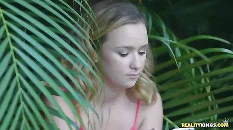 De slet Anya Olsen houdt van ruige seks en hard geneukt worden
